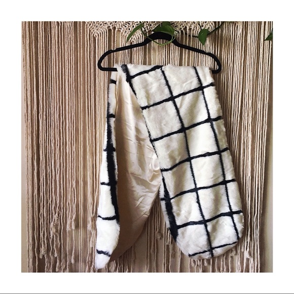 NWOT Asos White Black Stripe Faux Fur Scarf - Picture 4 of 7